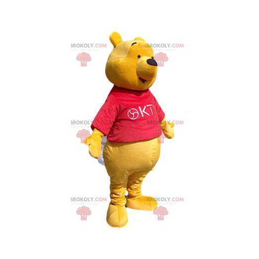 Mascote do ursinho Pooh com uma camisa vermelha - Redbrokoly.com