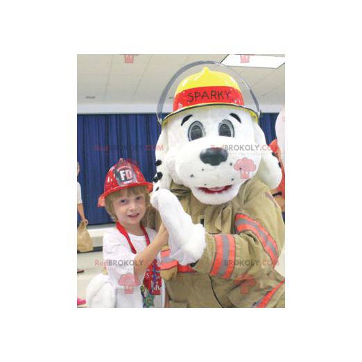 Maskot bílého psa oblečený jako hasič - Redbrokoly.com