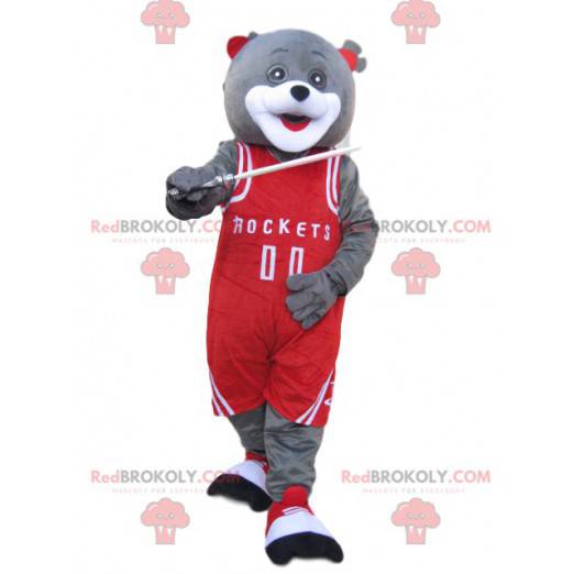 Mascotte d'ours gris avec une tenue de sport rouge -