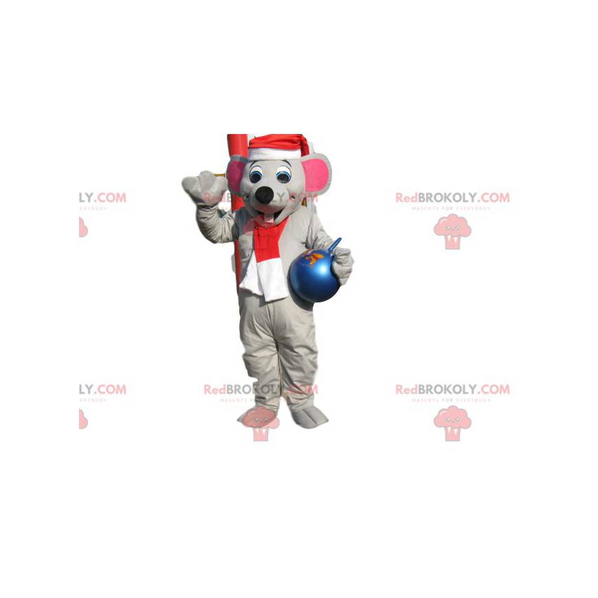 Grijze muis mascotte met hoed, kerstsjaal en bal -