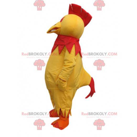 Gelbes Hühnermaskottchen mit einem roten Wappen - Redbrokoly.com