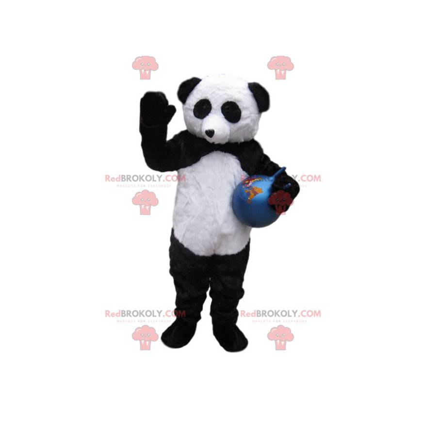 Mascotte de panda noir et blanc avec un ballon bleu -