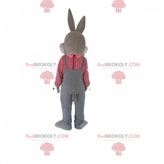 Graues Kaninchenmaskottchen mit Overall und kariertem Hemd -