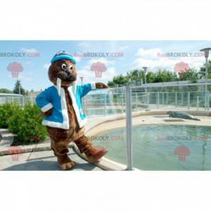 Mascota de morsa marrón con chaqueta azul y gorra -