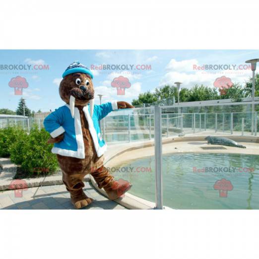 Braunes Walross-Maskottchen mit blauer Jacke und Mütze -