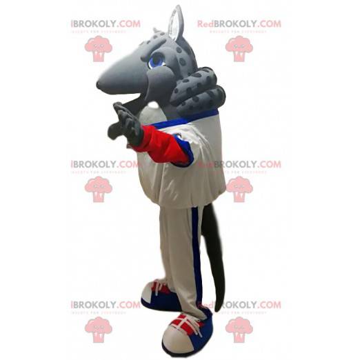 Mascote de tatu cinza com roupa esportiva branca -