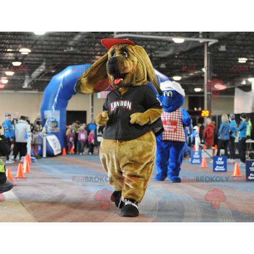 Maskot hnědý pes baset v sportovní oblečení - Redbrokoly.com