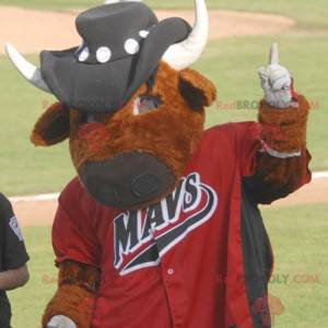 Bruine koe mascotte in sportkleding met een hoed -