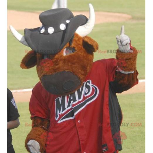 Brązowa krowa maskotka w odzieży sportowej z kapeluszem -