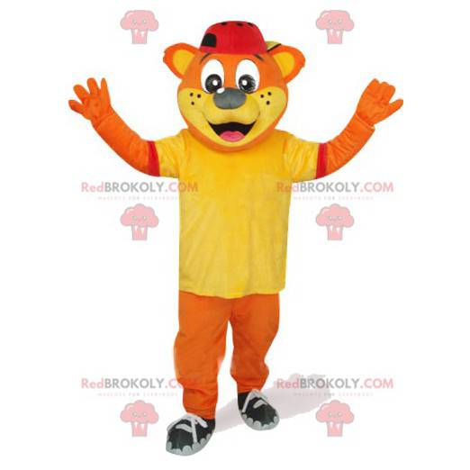 Oransje bjørnemaskot med gul t-skjorte og rød hette -
