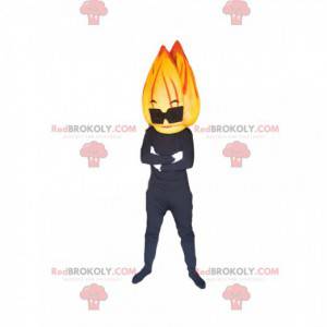Mascota de personaje negro con una cabeza en forma de llama -