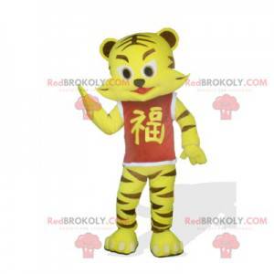 Mascotte piccola tigre gialla e marrone con una maglietta rossa