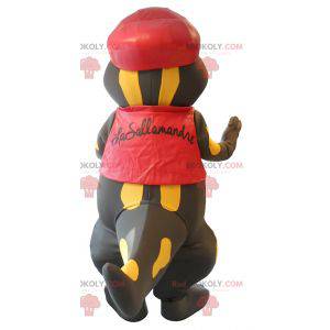 Mascote bonita salamandra preta e amarela vestida de vermelho -