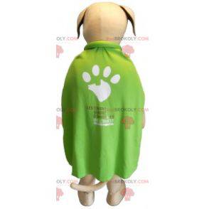Mascote cachorro bege e branco com uma capa verde -