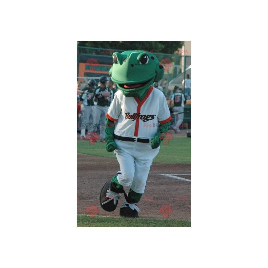 Mascota de la rana verde en traje de béisbol blanco -