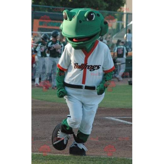 Grünes Froschmaskottchen im weißen Baseball-Outfit -