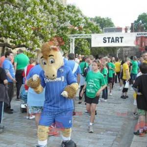 Beige and brown horse mascot in blue sportswear - Redbrokoly.com