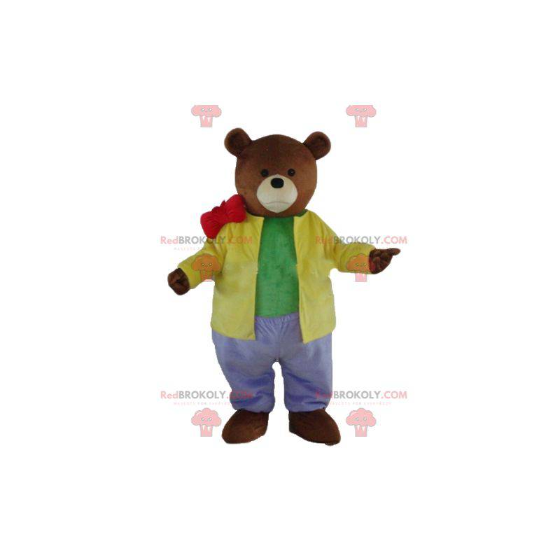 Brun bjørnemaskot kledd i et veldig fargerikt antrekk -