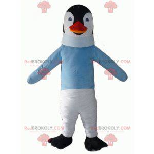 Mascote pinguim preto e branco com um suéter azul -