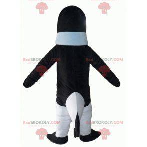 Mascotte de pingouin noir et blanc avec un pull bleu -