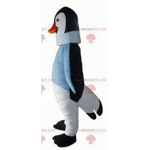 Mascotte del pinguino in bianco e nero con un maglione blu -