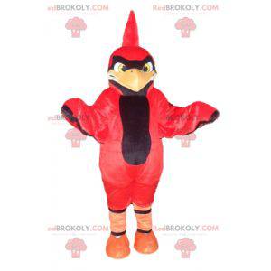 Czerwony i czarny ptak maskotka z herbem na głowie -