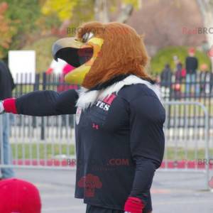 Mascotte d'aigle marron très musclé en tenue de sport -