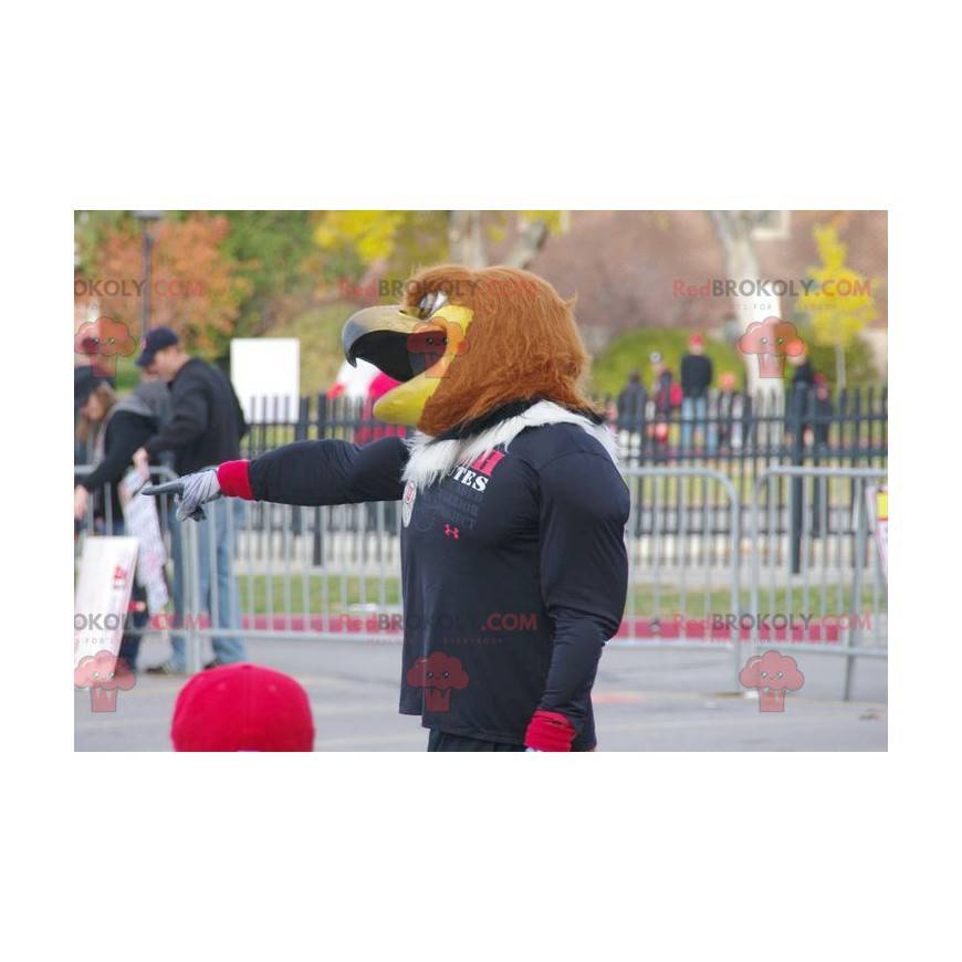 Mascotte d'aigle marron très musclé en tenue de sport -