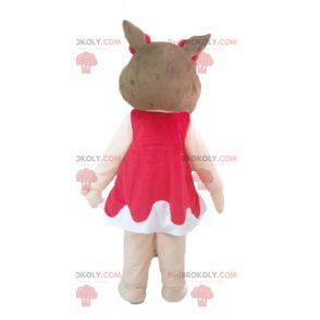 Rosa und braunes Schweinemaskottchen im roten und weißen Kleid