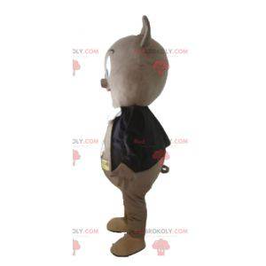 Graues Schweinemaskottchen in schwarzer Jacke und Fliege -