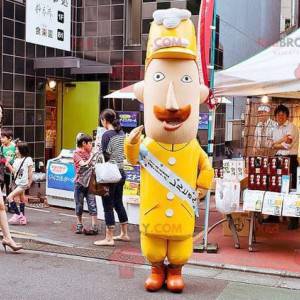 Mascote de homem bigodudo em uniforme amarelo - Redbrokoly.com