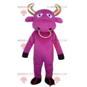 Mascote da vaca rosa com chifres e um anel dourado -