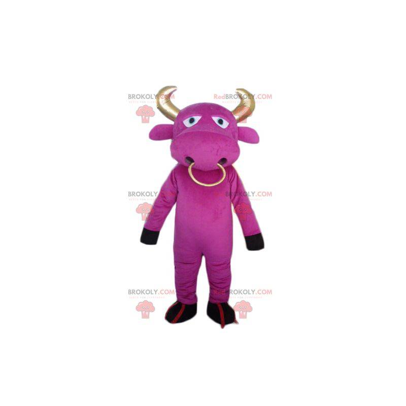 Mascota de vaca rosa con cuernos y un anillo dorado. -