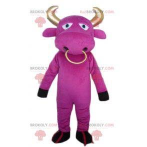 Mascote da vaca rosa com chifres e um anel dourado -