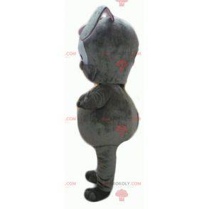 Mascote coelho cinzento a mostrar a língua - Redbrokoly.com