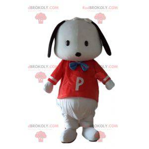 Pequeno mascote cão preto e branco com uma t-shirt vermelha -