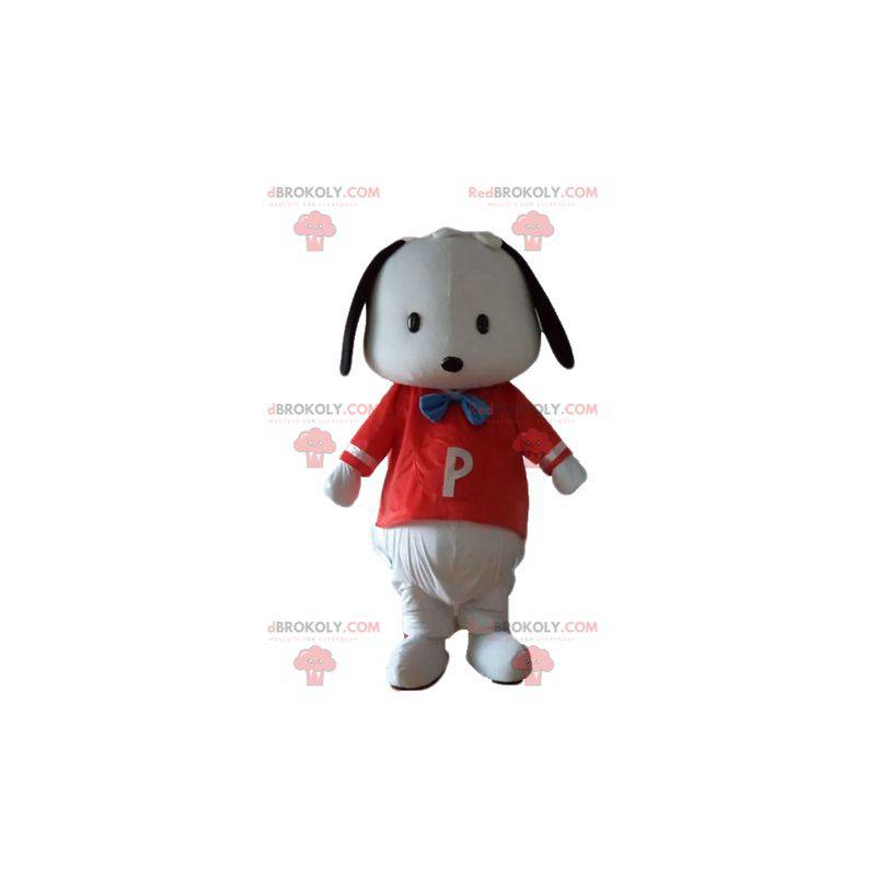 Pequeno mascote cão preto e branco com uma t-shirt vermelha -