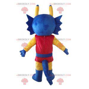 Mascota dragón azul amarillo y rojo vestida como un caballero -