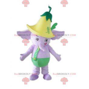 Lila Elefantenmaskottchen im grünen Outfit mit einer Blume -