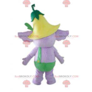 Lila Elefantenmaskottchen im grünen Outfit mit einer Blume -