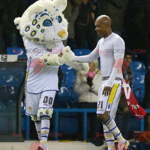 Mascote tigre branco com olhos azuis em roupas esportivas -