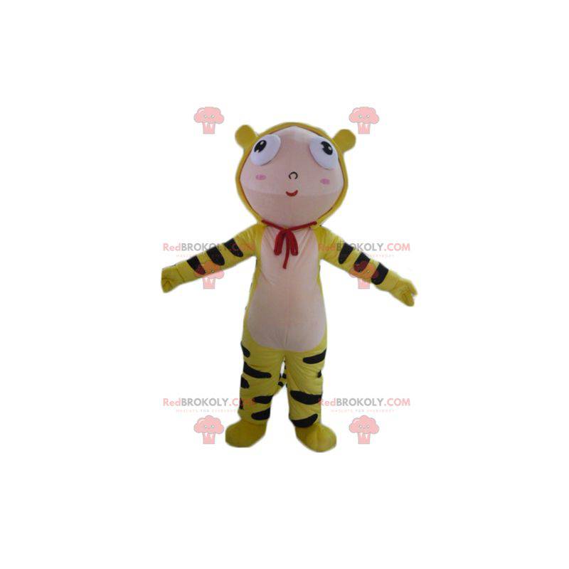 Menino mascote vestido com fantasia de tigre amarelo -