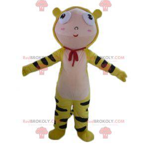 Menino mascote vestido com fantasia de tigre amarelo -