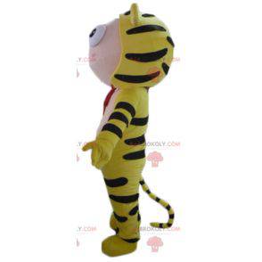 Menino mascote vestido com fantasia de tigre amarelo -