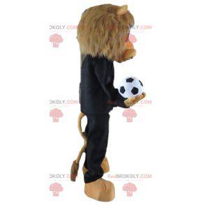 Mascote leão marrom em roupa esportiva preta com uma bola -