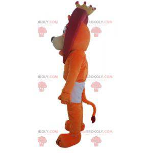 Mascotte leone arancione e rosso in pantaloncini con una corona
