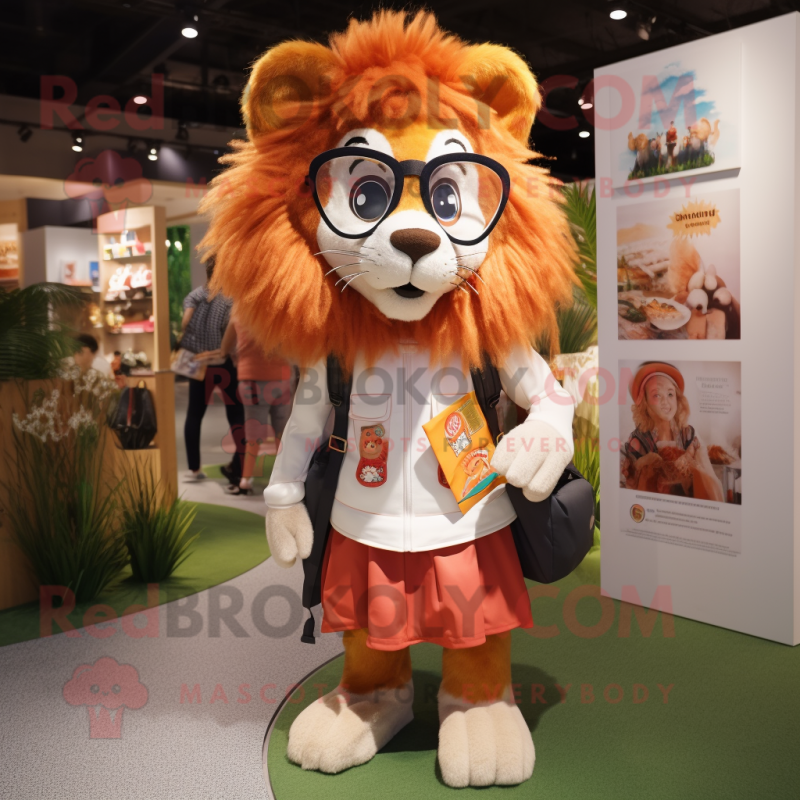 Personaggio del costume della mascotte del leone vestito con una maxi gonna  e zaini - Costumi da mascotte -  Formato L (175-180 CM)