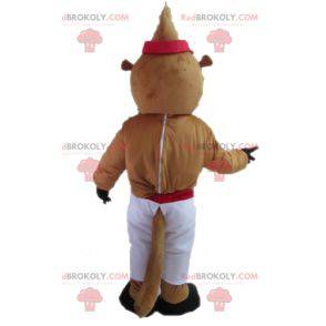 Mascot castor marrón y amarillo en traje blanco y rojo -