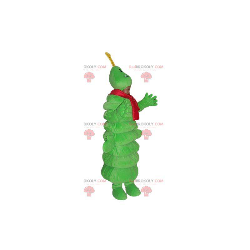 Riesige grüne Raupe des Maskottchens mit einem roten Schal -
