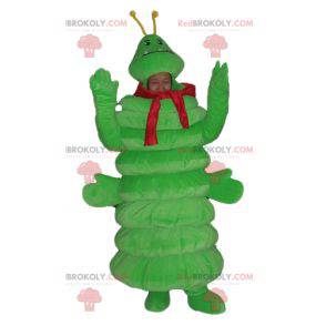 Mascotte bruco verde gigante con una sciarpa rossa -